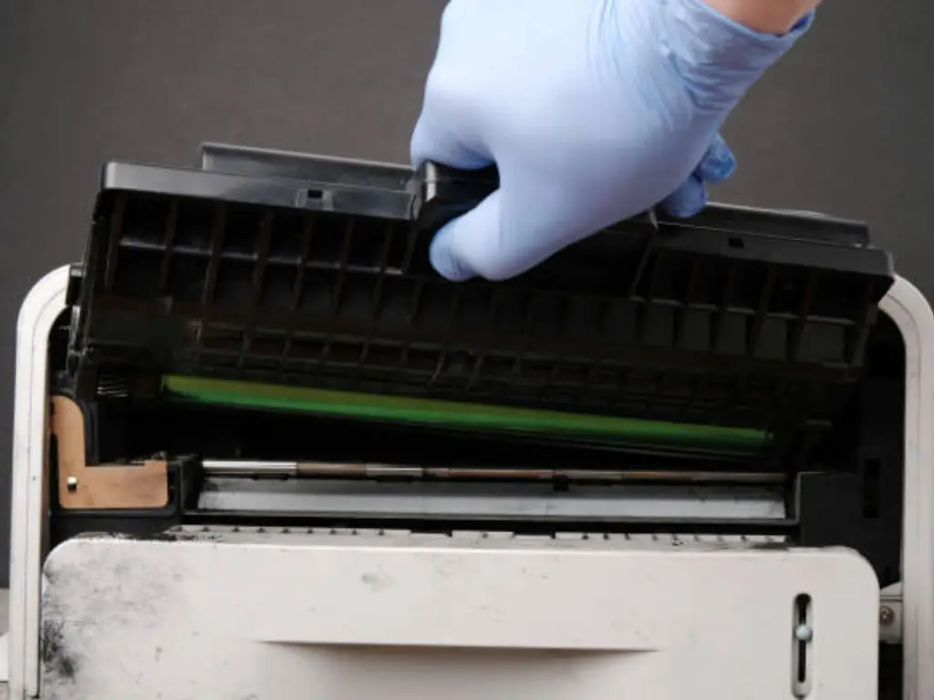 replacing toner cartridge